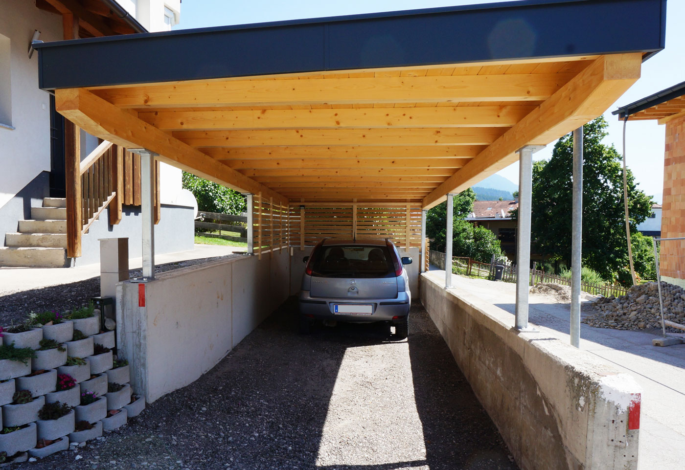 carport-9-2019-mit-integrierter-begehbarer-terrasse-holzbau-zimmerei-norz-thaur-1.jpg