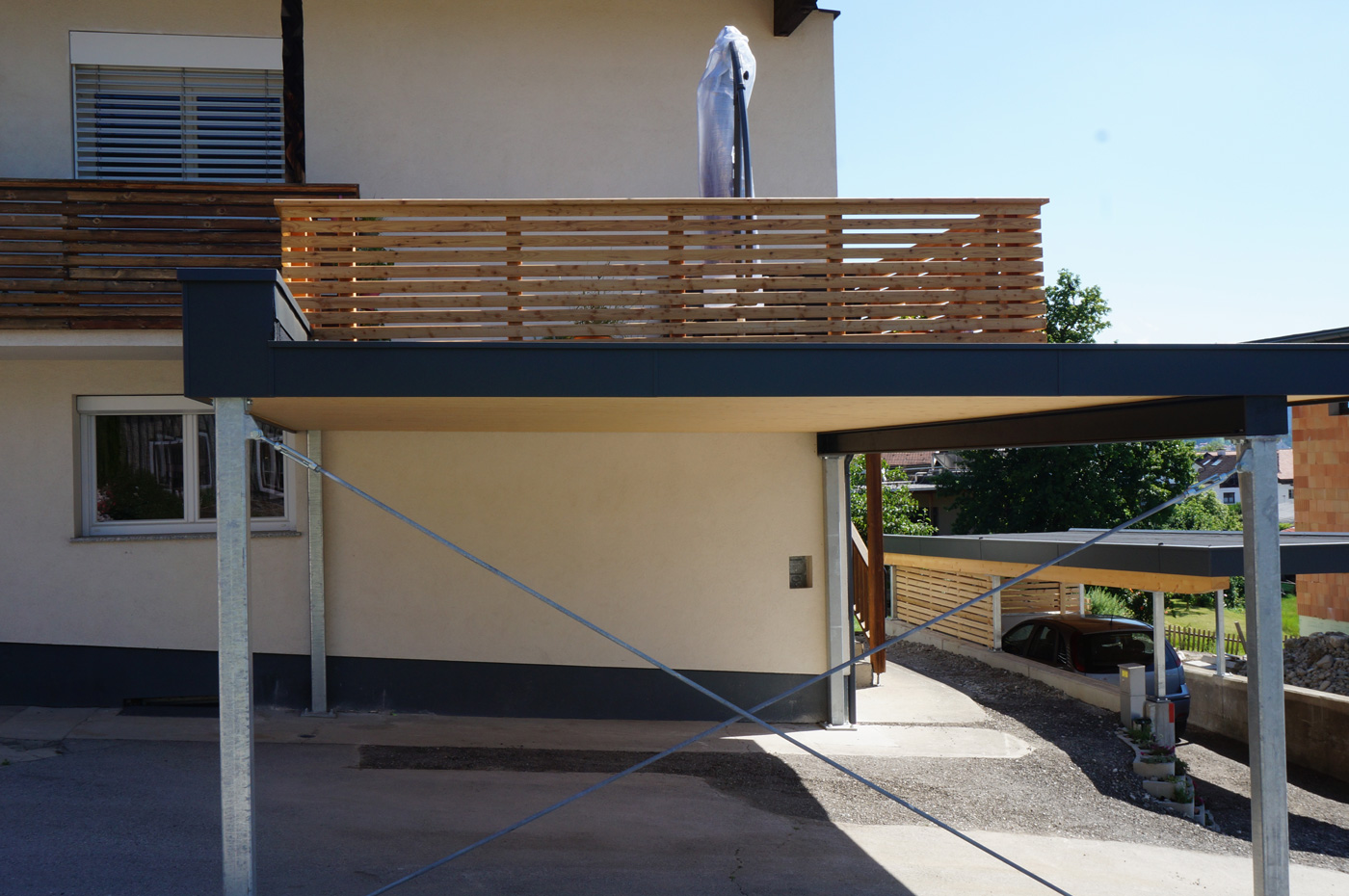 carport-9-2019-mit-integrierter-begehbarer-terrasse-holzbau-zimmerei-norz-thaur-3.jpg